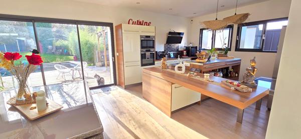 CHARTRES : Magique maison contemporaine 185m² avec piscine sur terrain boisé d'env. 1700m²