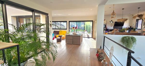 CHARTRES : Magique maison contemporaine 185m² avec piscine sur terrain boisé d'env. 1700m²