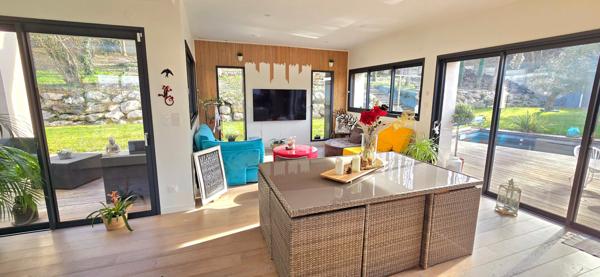 CHARTRES : Magique maison contemporaine 185m² avec piscine sur terrain boisé d'env. 1700m²