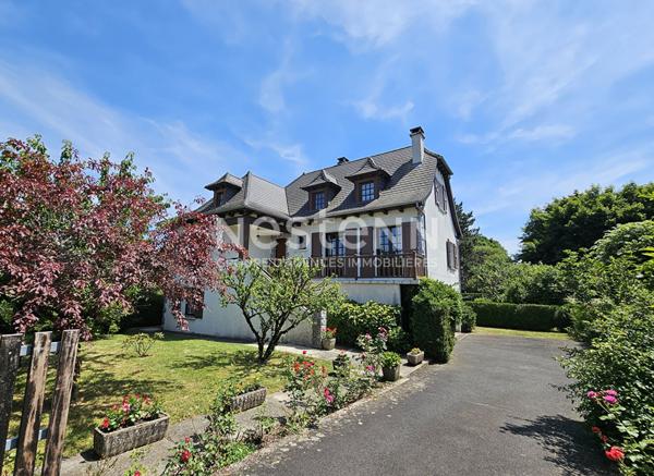 A Aurillac, quartier Tronquières, sur terrain clos et arboré d'environ 800 m², à vendre Maison de type 7 sur 3 niveaux avec garage double.