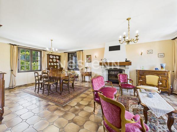 A Aurillac, quartier Tronquières, sur terrain clos et arboré d'environ 800 m², à vendre Maison de type 7 sur 3 niveaux avec garage double.