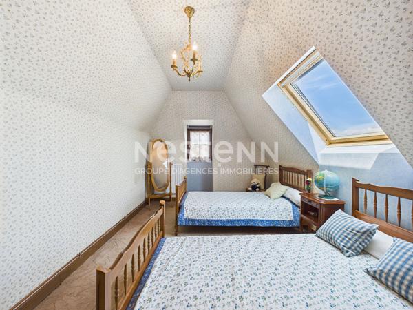 A Aurillac, quartier Tronquières, sur terrain clos et arboré d'environ 800 m², à vendre Maison de type 7 sur 3 niveaux avec garage double.