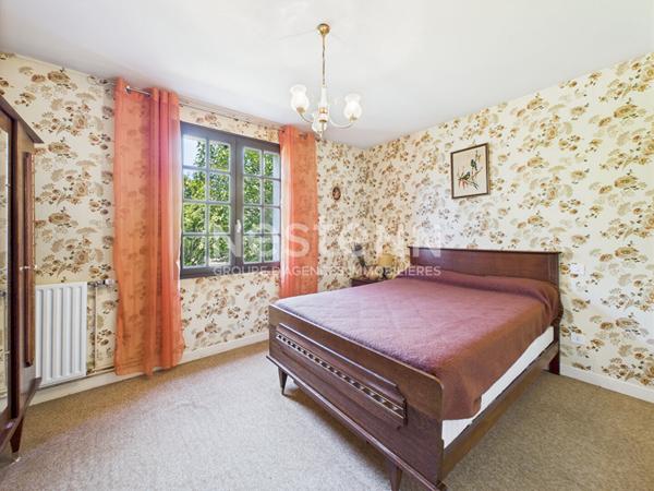 A Aurillac, quartier Tronquières, sur terrain clos et arboré d'environ 800 m², à vendre Maison de type 7 sur 3 niveaux avec garage double.