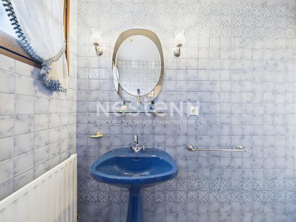 A Aurillac, quartier Tronquières, sur terrain clos et arboré d'environ 800 m², à vendre Maison de type 7 sur 3 niveaux avec garage double.