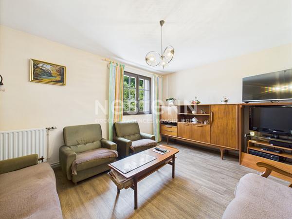 A Aurillac, quartier Tronquières, sur terrain clos et arboré d'environ 800 m², à vendre Maison de type 7 sur 3 niveaux avec garage double.