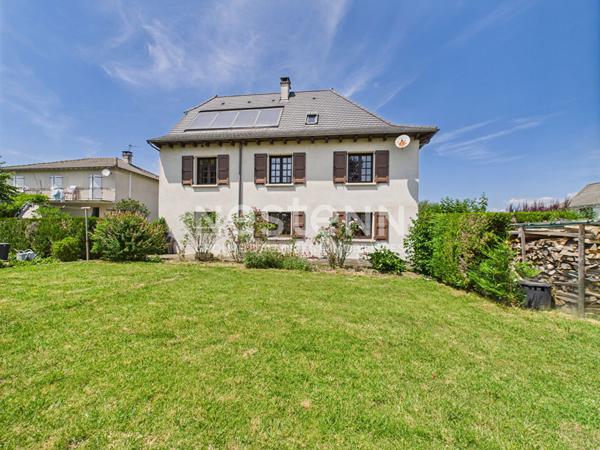 A Aurillac, quartier Tronquières, sur terrain clos et arboré d'environ 800 m², à vendre Maison de type 7 sur 3 niveaux avec garage double.