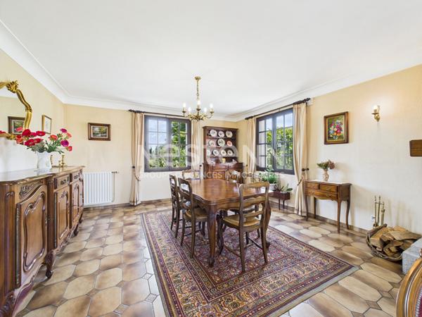 A Aurillac, quartier Tronquières, sur terrain clos et arboré d'environ 800 m², à vendre Maison de type 7 sur 3 niveaux avec garage double.