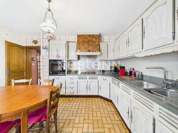 A Aurillac, quartier Tronquières, sur terrain clos et arboré d'environ 800 m², à vendre Maison de type 7 sur 3 niveaux avec garage double.