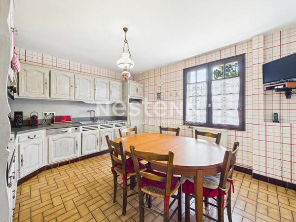 A Aurillac, quartier Tronquières, sur terrain clos et arboré d'environ 800 m², à vendre Maison de type 7 sur 3 niveaux avec garage double.