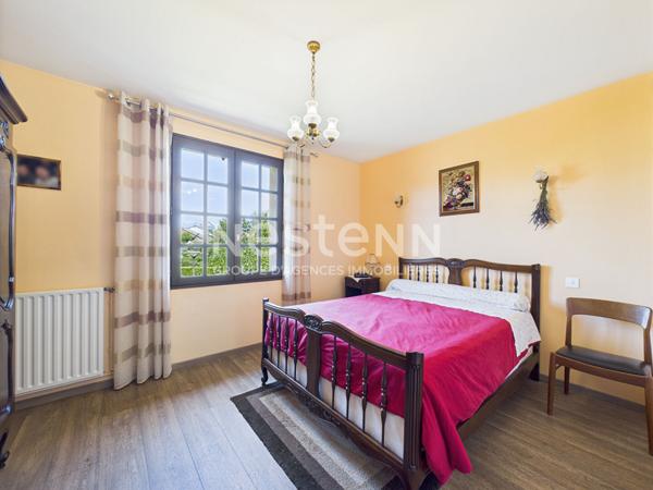 A Aurillac, quartier Tronquières, sur terrain clos et arboré d'environ 800 m², à vendre Maison de type 7 sur 3 niveaux avec garage double.