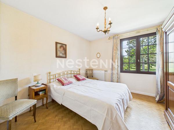 A Aurillac, quartier Tronquières, sur terrain clos et arboré d'environ 800 m², à vendre Maison de type 7 sur 3 niveaux avec garage double.