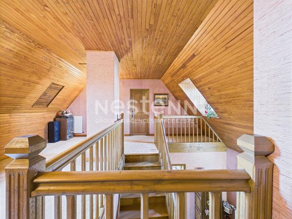 A Aurillac, quartier Tronquières, sur terrain clos et arboré d'environ 800 m², à vendre Maison de type 7 sur 3 niveaux avec garage double.