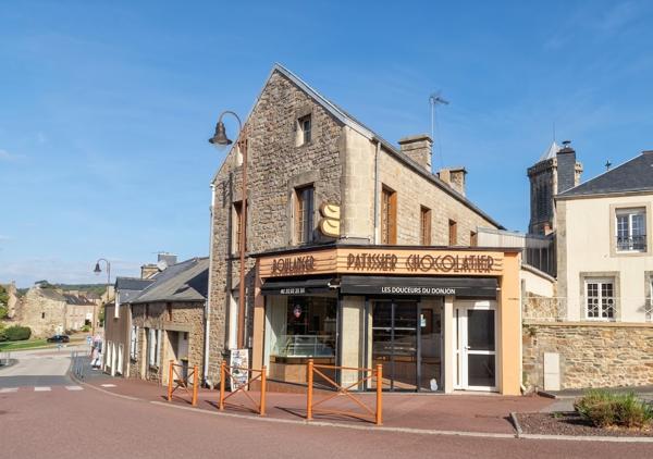 Local Commercial
         5 pièces
        - 131 m² Exclusivité 169 000 € *