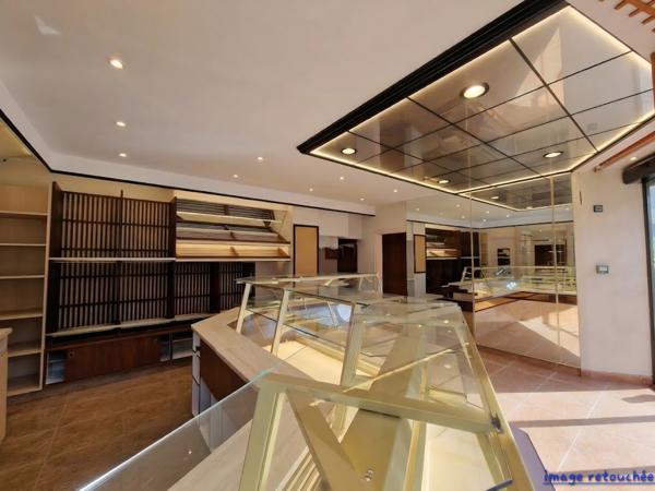 Local Commercial
         5 pièces
        - 131 m² Exclusivité 169 000 € *