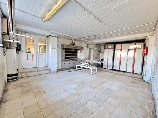 Local Commercial
         5 pièces
        - 131 m² Exclusivité 169 000 € *