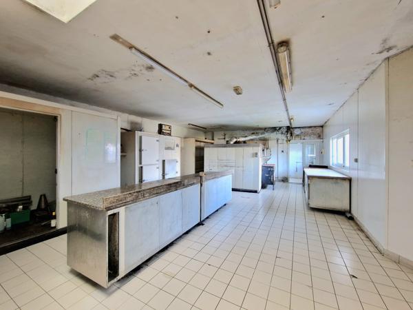 Local Commercial
         5 pièces
        - 131 m² Exclusivité 169 000 € *