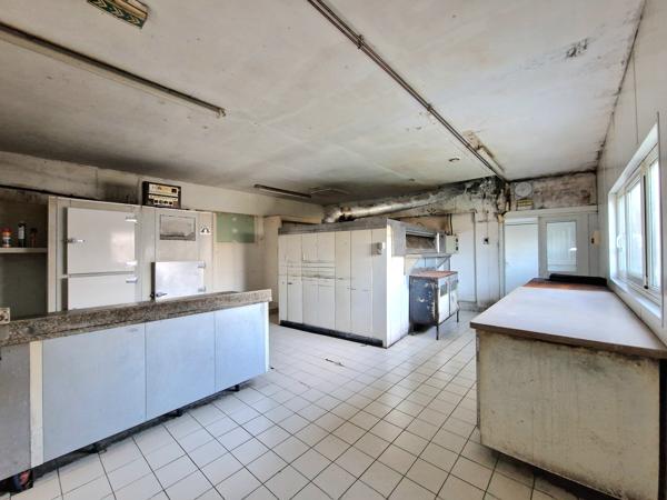 Local Commercial
         5 pièces
        - 131 m² Exclusivité 169 000 € *