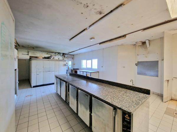 Local Commercial
         5 pièces
        - 131 m² Exclusivité 169 000 € *