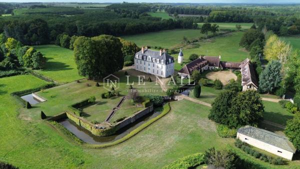 Élégante demeure de caractère avec dépendances et parc de 9,5 ha dans la Sarthe