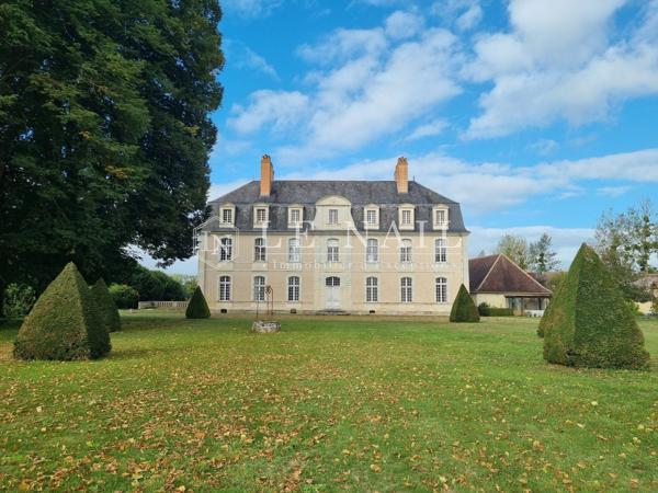 Élégante demeure de caractère avec dépendances et parc de 9,5 ha dans la Sarthe