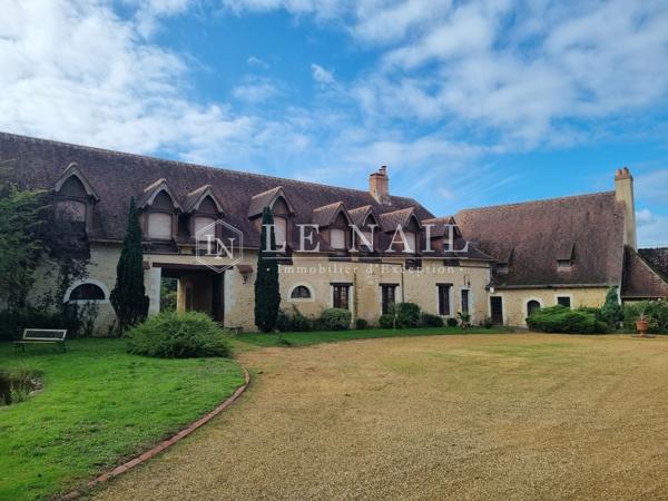 Élégante demeure de caractère avec dépendances et parc de 9,5 ha dans la Sarthe