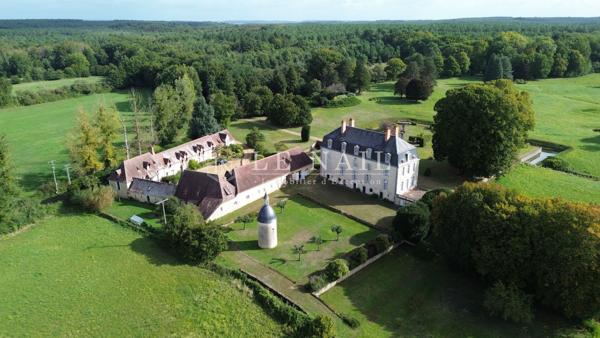 Élégante demeure de caractère avec dépendances et parc de 9,5 ha dans la Sarthe