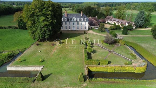 Élégante demeure de caractère avec dépendances et parc de 9,5 ha dans la Sarthe