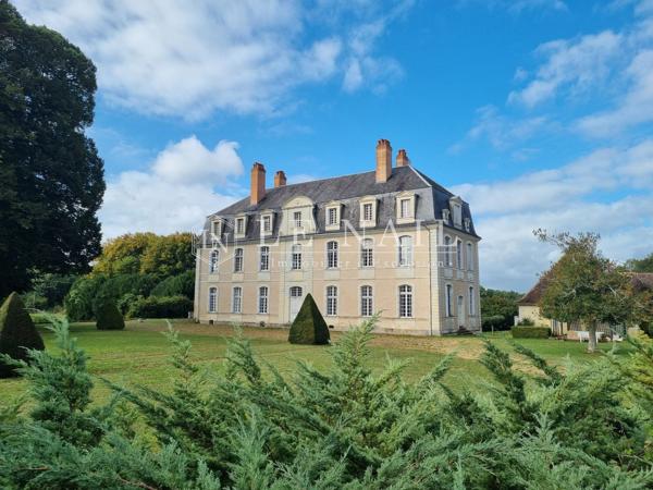 Élégante demeure de caractère avec dépendances et parc de 9,5 ha dans la Sarthe