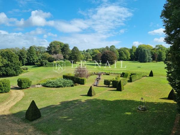 Élégante demeure de caractère avec dépendances et parc de 9,5 ha dans la Sarthe