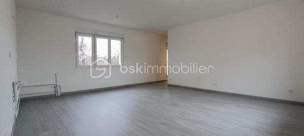 Maison rénovée de 65 m² avec sous-sol complet et grand terrain

Découvrez cette charmante maison de 65 m² entièrement rénovée, idéale pour un premier achat, un investissement locatif ou un pied-à-terre au calme.

L'intérieur a été refait avec goût et offre une belle luminosité. Vous y trouverez une agréable pièce de vie avec sa cuisine à aménager vous permettant de créer un espace à votre image, deux chambres, une salle d'eau moderne.

Le confort est assuré grâce à un chauffage électrique de dernière génération, alliant performance et économies d'énergie.

La maison dispose d'un sous-sol complet comprenant :

Deux garages
Une chaufferie
Une cave

À l'extérieur, vous profiterez d'un terrain de plus de 1 000 m², offrant de nombreuses possibilités d'aménagement (jardin, potager, espace détente…), ainsi que d'un petit balcon.