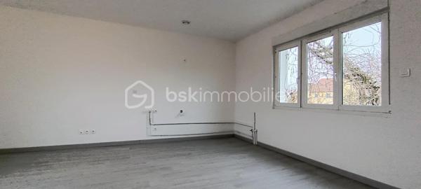 Maison rénovée de 65 m² avec sous-sol complet et grand terrain

Découvrez cette charmante maison de 65 m² entièrement rénovée, idéale pour un premier achat, un investissement locatif ou un pied-à-terre au calme.

L'intérieur a été refait avec goût et offre une belle luminosité. Vous y trouverez une agréable pièce de vie avec sa cuisine à aménager vous permettant de créer un espace à votre image, deux chambres, une salle d'eau moderne.

Le confort est assuré grâce à un chauffage électrique de dernière génération, alliant performance et économies d'énergie.

La maison dispose d'un sous-sol complet comprenant :

Deux garages
Une chaufferie
Une cave

À l'extérieur, vous profiterez d'un terrain de plus de 1 000 m², offrant de nombreuses possibilités d'aménagement (jardin, potager, espace détente…), ainsi que d'un petit balcon.