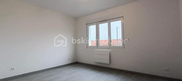Maison rénovée de 65 m² avec sous-sol complet et grand terrain

Découvrez cette charmante maison de 65 m² entièrement rénovée, idéale pour un premier achat, un investissement locatif ou un pied-à-terre au calme.

L'intérieur a été refait avec goût et offre une belle luminosité. Vous y trouverez une agréable pièce de vie avec sa cuisine à aménager vous permettant de créer un espace à votre image, deux chambres, une salle d'eau moderne.

Le confort est assuré grâce à un chauffage électrique de dernière génération, alliant performance et économies d'énergie.

La maison dispose d'un sous-sol complet comprenant :

Deux garages
Une chaufferie
Une cave

À l'extérieur, vous profiterez d'un terrain de plus de 1 000 m², offrant de nombreuses possibilités d'aménagement (jardin, potager, espace détente…), ainsi que d'un petit balcon.