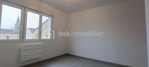 Maison rénovée de 65 m² avec sous-sol complet et grand terrain

Découvrez cette charmante maison de 65 m² entièrement rénovée, idéale pour un premier achat, un investissement locatif ou un pied-à-terre au calme.

L'intérieur a été refait avec goût et offre une belle luminosité. Vous y trouverez une agréable pièce de vie avec sa cuisine à aménager vous permettant de créer un espace à votre image, deux chambres, une salle d'eau moderne.

Le confort est assuré grâce à un chauffage électrique de dernière génération, alliant performance et économies d'énergie.

La maison dispose d'un sous-sol complet comprenant :

Deux garages
Une chaufferie
Une cave

À l'extérieur, vous profiterez d'un terrain de plus de 1 000 m², offrant de nombreuses possibilités d'aménagement (jardin, potager, espace détente…), ainsi que d'un petit balcon.