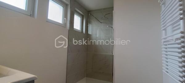 Maison rénovée de 65 m² avec sous-sol complet et grand terrain

Découvrez cette charmante maison de 65 m² entièrement rénovée, idéale pour un premier achat, un investissement locatif ou un pied-à-terre au calme.

L'intérieur a été refait avec goût et offre une belle luminosité. Vous y trouverez une agréable pièce de vie avec sa cuisine à aménager vous permettant de créer un espace à votre image, deux chambres, une salle d'eau moderne.

Le confort est assuré grâce à un chauffage électrique de dernière génération, alliant performance et économies d'énergie.

La maison dispose d'un sous-sol complet comprenant :

Deux garages
Une chaufferie
Une cave

À l'extérieur, vous profiterez d'un terrain de plus de 1 000 m², offrant de nombreuses possibilités d'aménagement (jardin, potager, espace détente…), ainsi que d'un petit balcon.