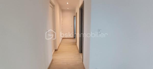Maison rénovée de 65 m² avec sous-sol complet et grand terrain

Découvrez cette charmante maison de 65 m² entièrement rénovée, idéale pour un premier achat, un investissement locatif ou un pied-à-terre au calme.

L'intérieur a été refait avec goût et offre une belle luminosité. Vous y trouverez une agréable pièce de vie avec sa cuisine à aménager vous permettant de créer un espace à votre image, deux chambres, une salle d'eau moderne.

Le confort est assuré grâce à un chauffage électrique de dernière génération, alliant performance et économies d'énergie.

La maison dispose d'un sous-sol complet comprenant :

Deux garages
Une chaufferie
Une cave

À l'extérieur, vous profiterez d'un terrain de plus de 1 000 m², offrant de nombreuses possibilités d'aménagement (jardin, potager, espace détente…), ainsi que d'un petit balcon.
