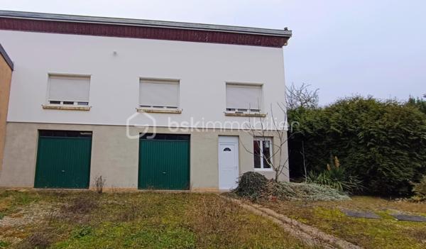 Maison rénovée de 65 m² avec sous-sol complet et grand terrain

Découvrez cette charmante maison de 65 m² entièrement rénovée, idéale pour un premier achat, un investissement locatif ou un pied-à-terre au calme.

L'intérieur a été refait avec goût et offre une belle luminosité. Vous y trouverez une agréable pièce de vie avec sa cuisine à aménager vous permettant de créer un espace à votre image, deux chambres, une salle d'eau moderne.

Le confort est assuré grâce à un chauffage électrique de dernière génération, alliant performance et économies d'énergie.

La maison dispose d'un sous-sol complet comprenant :

Deux garages
Une chaufferie
Une cave

À l'extérieur, vous profiterez d'un terrain de plus de 1 000 m², offrant de nombreuses possibilités d'aménagement (jardin, potager, espace détente…), ainsi que d'un petit balcon.