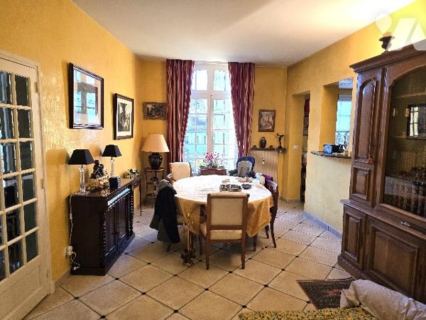 Appartement de 9 pièces de 167 m² .