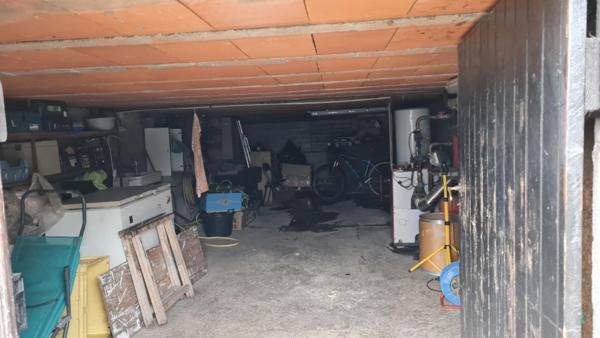 Marlhes 42660 dans un hameau à 1,5 km du centre du village, maison traditionnelle sur sous-sol  124m² habitables 4 chambres sur 1600m² de terrain plat