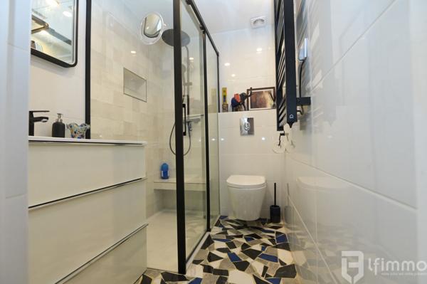 Charmant rez de chaussée sur cour pavée au calme