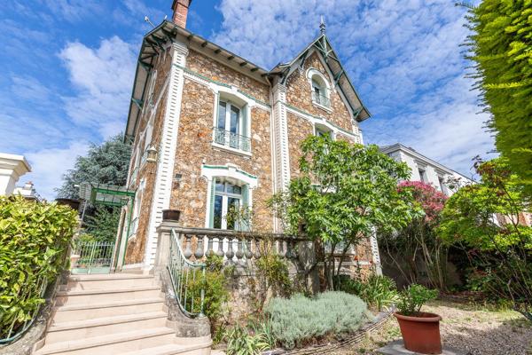 🏡 ANTONY CENTRE-VILLE – SUPERBE MAISON MEULIÈRE DE 163 m² AVEC JARDIN 🌳

📍 Emplacement exceptionnel ! À seulement 2 minutes à pied du centre-ville d'Antony, des commerces, des transports et des écoles, découvrez cette charmante maison meulière familiale de 163 m², édifiée sur une belle parcelle de 478 m².

✨ Alliant le charme de l'ancien et de beaux volumes, cette propriété se compose de :

🔹 Rez-de-chaussée

Belle entrée accueillante
. Salon lumineux
.  Salle à manger conviviale
.  Cuisine indépendante
. WC séparés
.  Buanderie
.  Accès à un sous-sol d'environ 40 m²

🔹 1er étage

.  3 chambres
.  Salle de bains avec WC

🔹 2e étage

.  3 chambres supplémentaires
. Salle d'eau

🌳 Extérieurs

Agréable jardin sur une parcelle de 478 m²
🚗🚗 Stationnement privatif pour 2 véhicules en enfilade

⭐ Les atouts de cette maison
✅ Emplacement recherché en plein centre-ville
✅ Maison meulière pleine de caractère et d'authenticité
✅ 6 chambres 
✅ Sous-sol de 40 m² offrant de nombreux espaces de rangement
✅ Jardin agréable et facile d'entretien
✅ Écoles, commerces et transports accessibles à pied

💙 Une maison rare sur le marché, offrant un cadre de vie privilégié au cœur d'Antony.