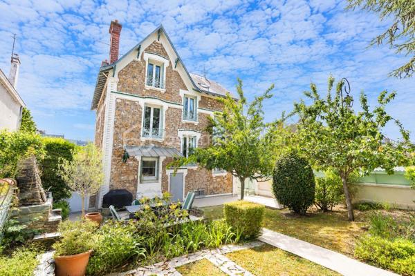🏡 ANTONY CENTRE-VILLE – SUPERBE MAISON MEULIÈRE DE 163 m² AVEC JARDIN 🌳

📍 Emplacement exceptionnel ! À seulement 2 minutes à pied du centre-ville d'Antony, des commerces, des transports et des écoles, découvrez cette charmante maison meulière familiale de 163 m², édifiée sur une belle parcelle de 478 m².

✨ Alliant le charme de l'ancien et de beaux volumes, cette propriété se compose de :

🔹 Rez-de-chaussée

Belle entrée accueillante
. Salon lumineux
.  Salle à manger conviviale
.  Cuisine indépendante
. WC séparés
.  Buanderie
.  Accès à un sous-sol d'environ 40 m²

🔹 1er étage

.  3 chambres
.  Salle de bains avec WC

🔹 2e étage

.  3 chambres supplémentaires
. Salle d'eau

🌳 Extérieurs

Agréable jardin sur une parcelle de 478 m²
🚗🚗 Stationnement privatif pour 2 véhicules en enfilade

⭐ Les atouts de cette maison
✅ Emplacement recherché en plein centre-ville
✅ Maison meulière pleine de caractère et d'authenticité
✅ 6 chambres 
✅ Sous-sol de 40 m² offrant de nombreux espaces de rangement
✅ Jardin agréable et facile d'entretien
✅ Écoles, commerces et transports accessibles à pied

💙 Une maison rare sur le marché, offrant un cadre de vie privilégié au cœur d'Antony.