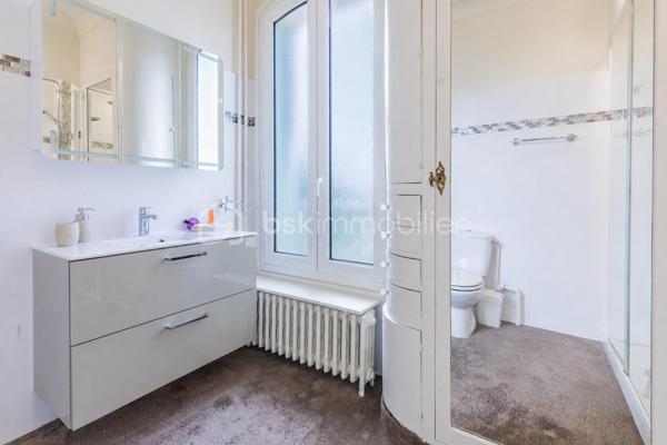 🏡 ANTONY CENTRE-VILLE – SUPERBE MAISON MEULIÈRE DE 163 m² AVEC JARDIN 🌳

📍 Emplacement exceptionnel ! À seulement 2 minutes à pied du centre-ville d'Antony, des commerces, des transports et des écoles, découvrez cette charmante maison meulière familiale de 163 m², édifiée sur une belle parcelle de 478 m².

✨ Alliant le charme de l'ancien et de beaux volumes, cette propriété se compose de :

🔹 Rez-de-chaussée

Belle entrée accueillante
. Salon lumineux
.  Salle à manger conviviale
.  Cuisine indépendante
. WC séparés
.  Buanderie
.  Accès à un sous-sol d'environ 40 m²

🔹 1er étage

.  3 chambres
.  Salle de bains avec WC

🔹 2e étage

.  3 chambres supplémentaires
. Salle d'eau

🌳 Extérieurs

Agréable jardin sur une parcelle de 478 m²
🚗🚗 Stationnement privatif pour 2 véhicules en enfilade

⭐ Les atouts de cette maison
✅ Emplacement recherché en plein centre-ville
✅ Maison meulière pleine de caractère et d'authenticité
✅ 6 chambres 
✅ Sous-sol de 40 m² offrant de nombreux espaces de rangement
✅ Jardin agréable et facile d'entretien
✅ Écoles, commerces et transports accessibles à pied

💙 Une maison rare sur le marché, offrant un cadre de vie privilégié au cœur d'Antony.