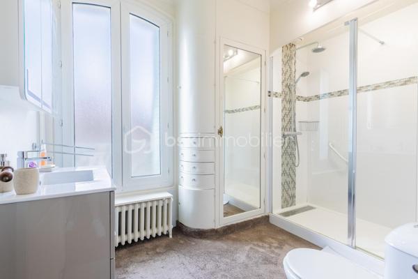 🏡 ANTONY CENTRE-VILLE – SUPERBE MAISON MEULIÈRE DE 163 m² AVEC JARDIN 🌳

📍 Emplacement exceptionnel ! À seulement 2 minutes à pied du centre-ville d'Antony, des commerces, des transports et des écoles, découvrez cette charmante maison meulière familiale de 163 m², édifiée sur une belle parcelle de 478 m².

✨ Alliant le charme de l'ancien et de beaux volumes, cette propriété se compose de :

🔹 Rez-de-chaussée

Belle entrée accueillante
. Salon lumineux
.  Salle à manger conviviale
.  Cuisine indépendante
. WC séparés
.  Buanderie
.  Accès à un sous-sol d'environ 40 m²

🔹 1er étage

.  3 chambres
.  Salle de bains avec WC

🔹 2e étage

.  3 chambres supplémentaires
. Salle d'eau

🌳 Extérieurs

Agréable jardin sur une parcelle de 478 m²
🚗🚗 Stationnement privatif pour 2 véhicules en enfilade

⭐ Les atouts de cette maison
✅ Emplacement recherché en plein centre-ville
✅ Maison meulière pleine de caractère et d'authenticité
✅ 6 chambres 
✅ Sous-sol de 40 m² offrant de nombreux espaces de rangement
✅ Jardin agréable et facile d'entretien
✅ Écoles, commerces et transports accessibles à pied

💙 Une maison rare sur le marché, offrant un cadre de vie privilégié au cœur d'Antony.
