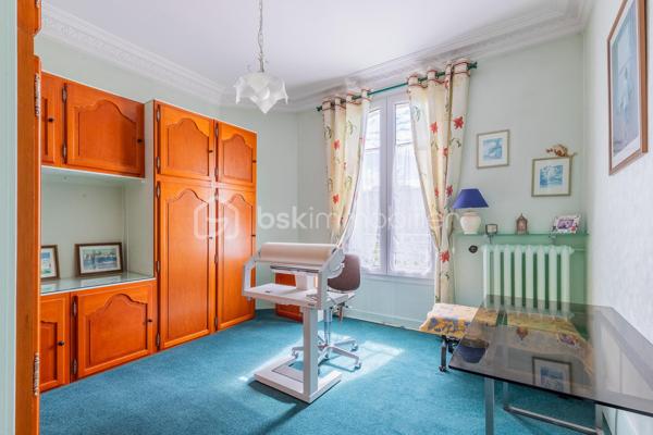 🏡 ANTONY CENTRE-VILLE – SUPERBE MAISON MEULIÈRE DE 163 m² AVEC JARDIN 🌳

📍 Emplacement exceptionnel ! À seulement 2 minutes à pied du centre-ville d'Antony, des commerces, des transports et des écoles, découvrez cette charmante maison meulière familiale de 163 m², édifiée sur une belle parcelle de 478 m².

✨ Alliant le charme de l'ancien et de beaux volumes, cette propriété se compose de :

🔹 Rez-de-chaussée

Belle entrée accueillante
. Salon lumineux
.  Salle à manger conviviale
.  Cuisine indépendante
. WC séparés
.  Buanderie
.  Accès à un sous-sol d'environ 40 m²

🔹 1er étage

.  3 chambres
.  Salle de bains avec WC

🔹 2e étage

.  3 chambres supplémentaires
. Salle d'eau

🌳 Extérieurs

Agréable jardin sur une parcelle de 478 m²
🚗🚗 Stationnement privatif pour 2 véhicules en enfilade

⭐ Les atouts de cette maison
✅ Emplacement recherché en plein centre-ville
✅ Maison meulière pleine de caractère et d'authenticité
✅ 6 chambres 
✅ Sous-sol de 40 m² offrant de nombreux espaces de rangement
✅ Jardin agréable et facile d'entretien
✅ Écoles, commerces et transports accessibles à pied

💙 Une maison rare sur le marché, offrant un cadre de vie privilégié au cœur d'Antony.