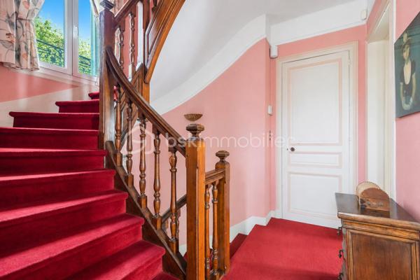 🏡 ANTONY CENTRE-VILLE – SUPERBE MAISON MEULIÈRE DE 163 m² AVEC JARDIN 🌳

📍 Emplacement exceptionnel ! À seulement 2 minutes à pied du centre-ville d'Antony, des commerces, des transports et des écoles, découvrez cette charmante maison meulière familiale de 163 m², édifiée sur une belle parcelle de 478 m².

✨ Alliant le charme de l'ancien et de beaux volumes, cette propriété se compose de :

🔹 Rez-de-chaussée

Belle entrée accueillante
. Salon lumineux
.  Salle à manger conviviale
.  Cuisine indépendante
. WC séparés
.  Buanderie
.  Accès à un sous-sol d'environ 40 m²

🔹 1er étage

.  3 chambres
.  Salle de bains avec WC

🔹 2e étage

.  3 chambres supplémentaires
. Salle d'eau

🌳 Extérieurs

Agréable jardin sur une parcelle de 478 m²
🚗🚗 Stationnement privatif pour 2 véhicules en enfilade

⭐ Les atouts de cette maison
✅ Emplacement recherché en plein centre-ville
✅ Maison meulière pleine de caractère et d'authenticité
✅ 6 chambres 
✅ Sous-sol de 40 m² offrant de nombreux espaces de rangement
✅ Jardin agréable et facile d'entretien
✅ Écoles, commerces et transports accessibles à pied

💙 Une maison rare sur le marché, offrant un cadre de vie privilégié au cœur d'Antony.
