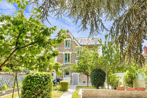 🏡 ANTONY CENTRE-VILLE – SUPERBE MAISON MEULIÈRE DE 163 m² AVEC JARDIN 🌳

📍 Emplacement exceptionnel ! À seulement 2 minutes à pied du centre-ville d'Antony, des commerces, des transports et des écoles, découvrez cette charmante maison meulière familiale de 163 m², édifiée sur une belle parcelle de 478 m².

✨ Alliant le charme de l'ancien et de beaux volumes, cette propriété se compose de :

🔹 Rez-de-chaussée

Belle entrée accueillante
. Salon lumineux
.  Salle à manger conviviale
.  Cuisine indépendante
. WC séparés
.  Buanderie
.  Accès à un sous-sol d'environ 40 m²

🔹 1er étage

.  3 chambres
.  Salle de bains avec WC

🔹 2e étage

.  3 chambres supplémentaires
. Salle d'eau

🌳 Extérieurs

Agréable jardin sur une parcelle de 478 m²
🚗🚗 Stationnement privatif pour 2 véhicules en enfilade

⭐ Les atouts de cette maison
✅ Emplacement recherché en plein centre-ville
✅ Maison meulière pleine de caractère et d'authenticité
✅ 6 chambres 
✅ Sous-sol de 40 m² offrant de nombreux espaces de rangement
✅ Jardin agréable et facile d'entretien
✅ Écoles, commerces et transports accessibles à pied

💙 Une maison rare sur le marché, offrant un cadre de vie privilégié au cœur d'Antony.