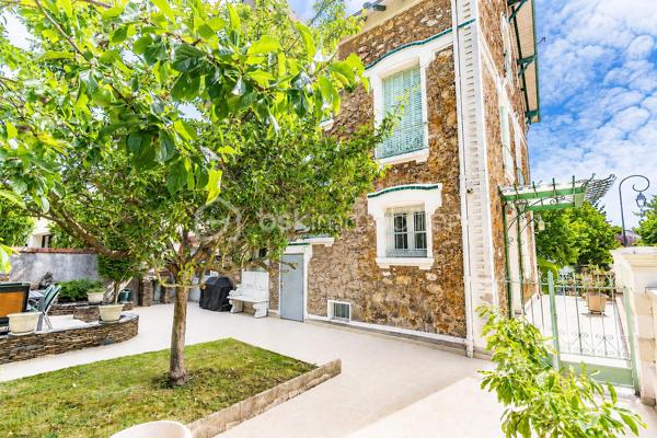 🏡 ANTONY CENTRE-VILLE – SUPERBE MAISON MEULIÈRE DE 163 m² AVEC JARDIN 🌳

📍 Emplacement exceptionnel ! À seulement 2 minutes à pied du centre-ville d'Antony, des commerces, des transports et des écoles, découvrez cette charmante maison meulière familiale de 163 m², édifiée sur une belle parcelle de 478 m².

✨ Alliant le charme de l'ancien et de beaux volumes, cette propriété se compose de :

🔹 Rez-de-chaussée

Belle entrée accueillante
. Salon lumineux
.  Salle à manger conviviale
.  Cuisine indépendante
. WC séparés
.  Buanderie
.  Accès à un sous-sol d'environ 40 m²

🔹 1er étage

.  3 chambres
.  Salle de bains avec WC

🔹 2e étage

.  3 chambres supplémentaires
. Salle d'eau

🌳 Extérieurs

Agréable jardin sur une parcelle de 478 m²
🚗🚗 Stationnement privatif pour 2 véhicules en enfilade

⭐ Les atouts de cette maison
✅ Emplacement recherché en plein centre-ville
✅ Maison meulière pleine de caractère et d'authenticité
✅ 6 chambres 
✅ Sous-sol de 40 m² offrant de nombreux espaces de rangement
✅ Jardin agréable et facile d'entretien
✅ Écoles, commerces et transports accessibles à pied

💙 Une maison rare sur le marché, offrant un cadre de vie privilégié au cœur d'Antony.