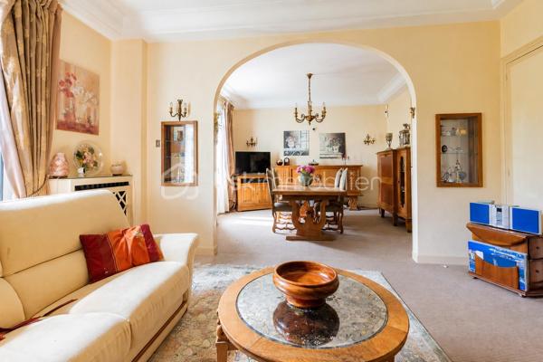 🏡 ANTONY CENTRE-VILLE – SUPERBE MAISON MEULIÈRE DE 163 m² AVEC JARDIN 🌳

📍 Emplacement exceptionnel ! À seulement 2 minutes à pied du centre-ville d'Antony, des commerces, des transports et des écoles, découvrez cette charmante maison meulière familiale de 163 m², édifiée sur une belle parcelle de 478 m².

✨ Alliant le charme de l'ancien et de beaux volumes, cette propriété se compose de :

🔹 Rez-de-chaussée

Belle entrée accueillante
. Salon lumineux
.  Salle à manger conviviale
.  Cuisine indépendante
. WC séparés
.  Buanderie
.  Accès à un sous-sol d'environ 40 m²

🔹 1er étage

.  3 chambres
.  Salle de bains avec WC

🔹 2e étage

.  3 chambres supplémentaires
. Salle d'eau

🌳 Extérieurs

Agréable jardin sur une parcelle de 478 m²
🚗🚗 Stationnement privatif pour 2 véhicules en enfilade

⭐ Les atouts de cette maison
✅ Emplacement recherché en plein centre-ville
✅ Maison meulière pleine de caractère et d'authenticité
✅ 6 chambres 
✅ Sous-sol de 40 m² offrant de nombreux espaces de rangement
✅ Jardin agréable et facile d'entretien
✅ Écoles, commerces et transports accessibles à pied

💙 Une maison rare sur le marché, offrant un cadre de vie privilégié au cœur d'Antony.