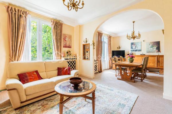 🏡 ANTONY CENTRE-VILLE – SUPERBE MAISON MEULIÈRE DE 163 m² AVEC JARDIN 🌳

📍 Emplacement exceptionnel ! À seulement 2 minutes à pied du centre-ville d'Antony, des commerces, des transports et des écoles, découvrez cette charmante maison meulière familiale de 163 m², édifiée sur une belle parcelle de 478 m².

✨ Alliant le charme de l'ancien et de beaux volumes, cette propriété se compose de :

🔹 Rez-de-chaussée

Belle entrée accueillante
. Salon lumineux
.  Salle à manger conviviale
.  Cuisine indépendante
. WC séparés
.  Buanderie
.  Accès à un sous-sol d'environ 40 m²

🔹 1er étage

.  3 chambres
.  Salle de bains avec WC

🔹 2e étage

.  3 chambres supplémentaires
. Salle d'eau

🌳 Extérieurs

Agréable jardin sur une parcelle de 478 m²
🚗🚗 Stationnement privatif pour 2 véhicules en enfilade

⭐ Les atouts de cette maison
✅ Emplacement recherché en plein centre-ville
✅ Maison meulière pleine de caractère et d'authenticité
✅ 6 chambres 
✅ Sous-sol de 40 m² offrant de nombreux espaces de rangement
✅ Jardin agréable et facile d'entretien
✅ Écoles, commerces et transports accessibles à pied

💙 Une maison rare sur le marché, offrant un cadre de vie privilégié au cœur d'Antony.
