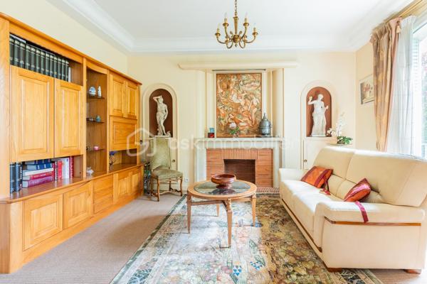 🏡 ANTONY CENTRE-VILLE – SUPERBE MAISON MEULIÈRE DE 163 m² AVEC JARDIN 🌳

📍 Emplacement exceptionnel ! À seulement 2 minutes à pied du centre-ville d'Antony, des commerces, des transports et des écoles, découvrez cette charmante maison meulière familiale de 163 m², édifiée sur une belle parcelle de 478 m².

✨ Alliant le charme de l'ancien et de beaux volumes, cette propriété se compose de :

🔹 Rez-de-chaussée

Belle entrée accueillante
. Salon lumineux
.  Salle à manger conviviale
.  Cuisine indépendante
. WC séparés
.  Buanderie
.  Accès à un sous-sol d'environ 40 m²

🔹 1er étage

.  3 chambres
.  Salle de bains avec WC

🔹 2e étage

.  3 chambres supplémentaires
. Salle d'eau

🌳 Extérieurs

Agréable jardin sur une parcelle de 478 m²
🚗🚗 Stationnement privatif pour 2 véhicules en enfilade

⭐ Les atouts de cette maison
✅ Emplacement recherché en plein centre-ville
✅ Maison meulière pleine de caractère et d'authenticité
✅ 6 chambres 
✅ Sous-sol de 40 m² offrant de nombreux espaces de rangement
✅ Jardin agréable et facile d'entretien
✅ Écoles, commerces et transports accessibles à pied

💙 Une maison rare sur le marché, offrant un cadre de vie privilégié au cœur d'Antony.